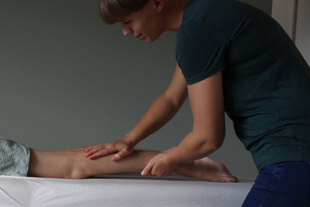 Du kan få en blid massage i graviditeten hos Jordemoder Ea, som mindsker gener og øger kropsbevidstheden